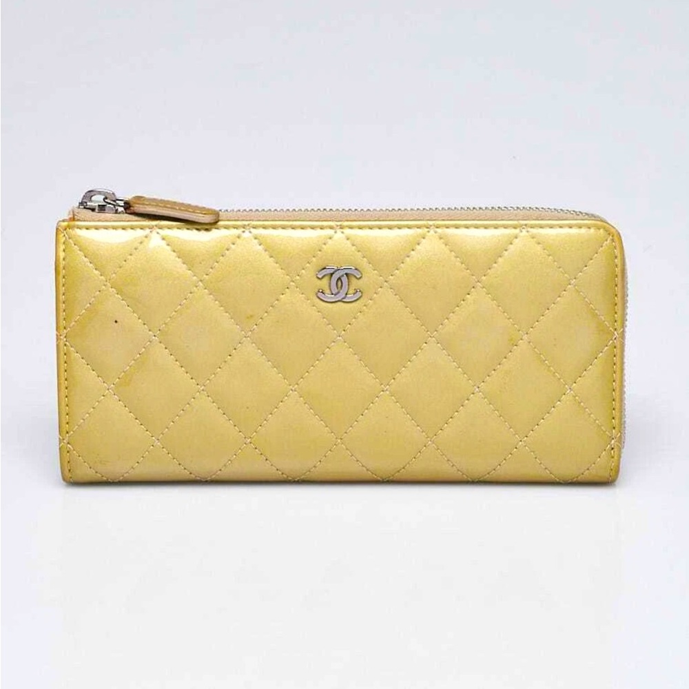 💛 Chanel Beige Quilted Patent Leather CC Zip Wallet
